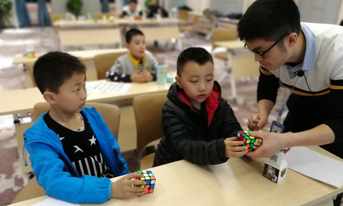 700 1教孩子玩魔方.jpg