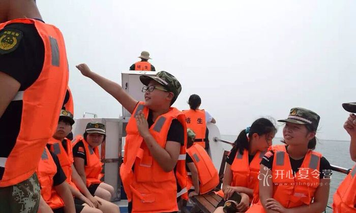 在軍事夏令營活動(dòng)中的小興奮