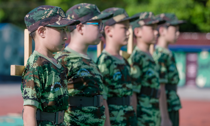 背十字架，站軍姿
