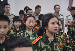 軍事夏令營(yíng)是一所全封閉式