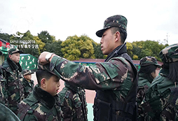 教官幫我整理衣冠