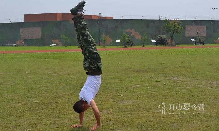 在軍事夏令營活動(dòng)中的小興奮
