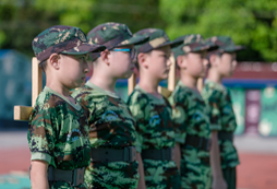 背十字架，站軍姿