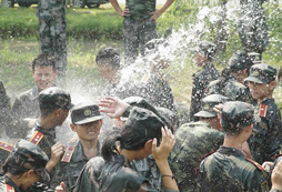 在嚴(yán)格的軍事管理模式下激發(fā)學(xué)員激情