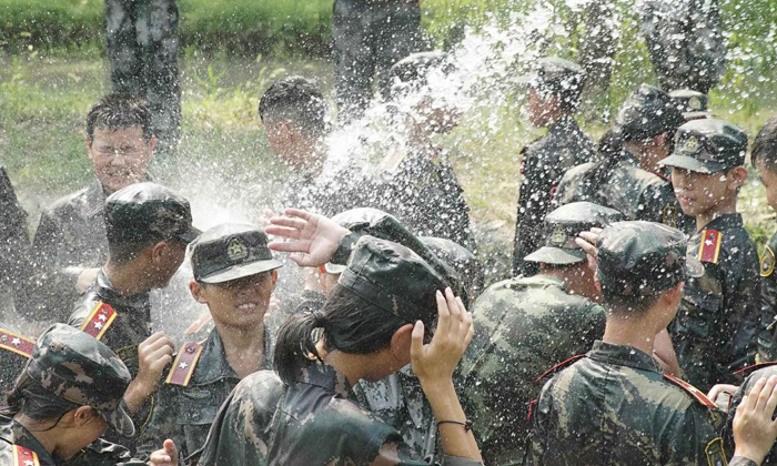 在嚴(yán)格的軍事管理模式下激發(fā)學(xué)員激情