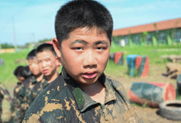 中國(guó)121軍事夏令營(yíng)磨煉女子耐力