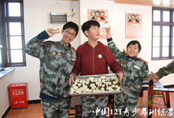 參加121軍事訓(xùn)練營(yíng)培養(yǎng)孩子的生活自理能力