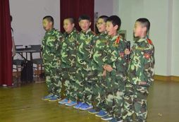 121軍事夏令營幫助孩子獨立生活