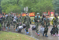 暑假就去參加中國121軍事夏令營