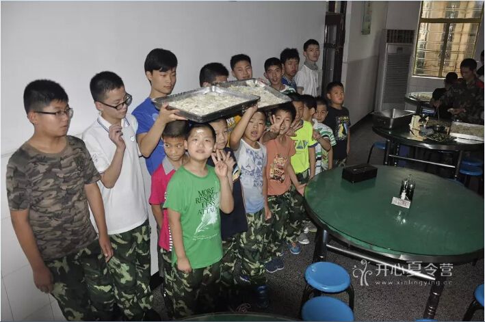 在121軍事訓(xùn)練營一起包餃子
