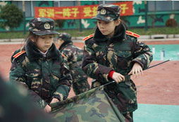 參加中國121軍事夏令營幫助孩子從小樹立信心！