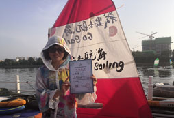 家長給孩子領(lǐng)證書