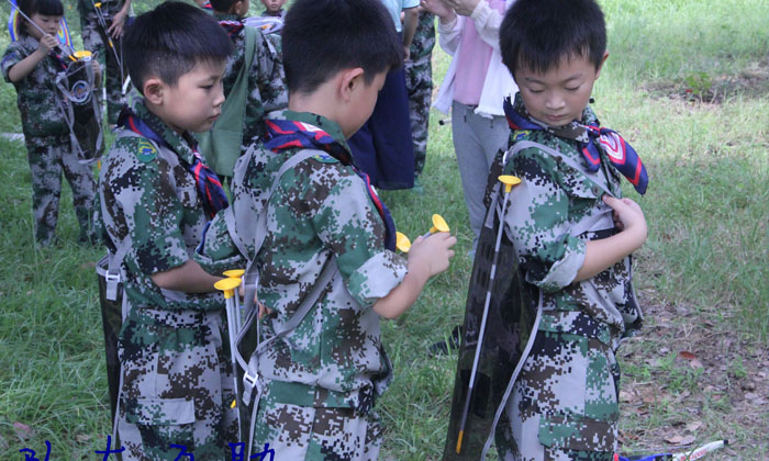 參加安徽生存夏令營(yíng)體驗(yàn)生存的危機(jī).jpg