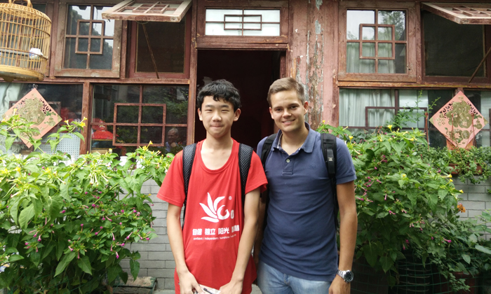 與國外小伙伴進行合影
