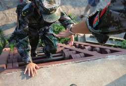 寶雞中學(xué)生軍事夏令營培養(yǎng)孩子獨(dú)立思考能力