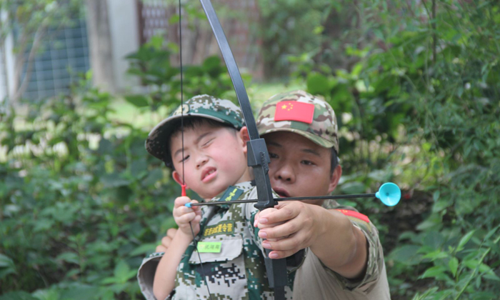 瞇著眼睛射箭