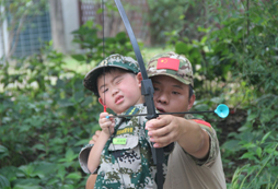 瞇著眼睛射箭