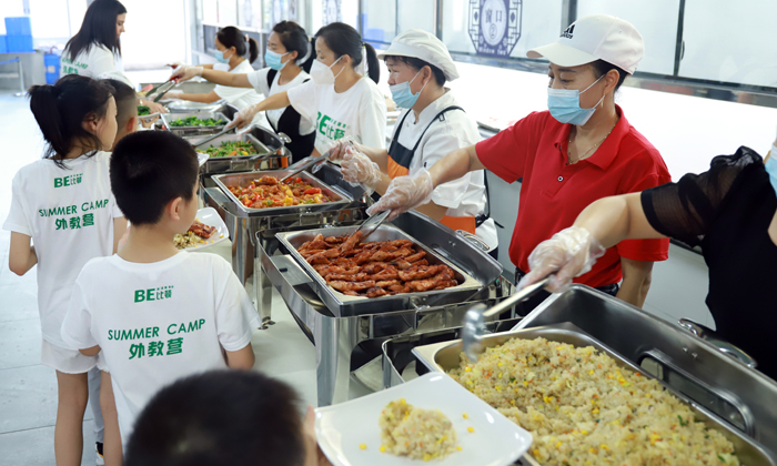 排隊打飯