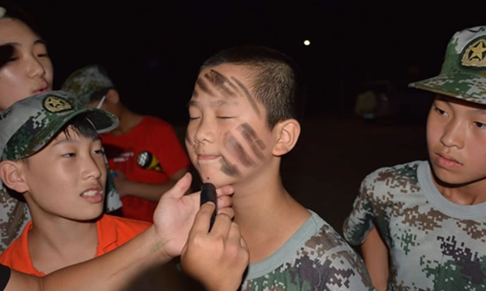 軍事夏令營(yíng)中孩子們?cè)诨ハ嗤磕ㄓ筒? width=