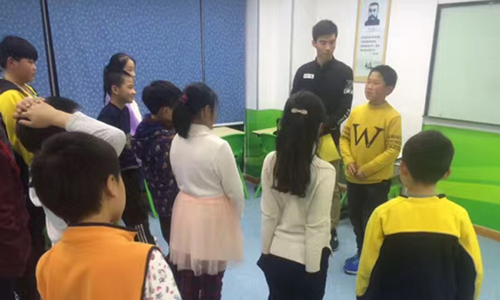 700 2上臺(tái)演講.jpg
