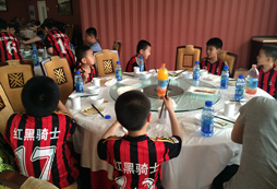 少兒為什么要去提足球
