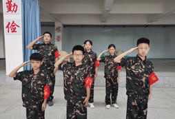 站軍姿，敬軍禮！