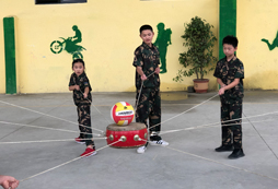 擊鼓顛球