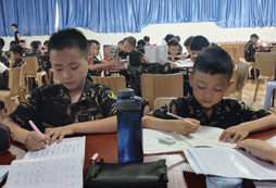 自習(xí)時(shí)間同學(xué)們認(rèn)真學(xué)習(xí)，遵守課堂紀(jì)律