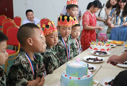 小壽星們，生日快樂(lè)！