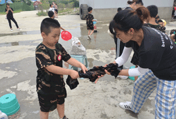 教官悉心教導(dǎo)孩子洗衣服