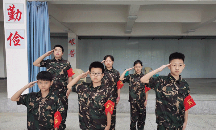 站軍姿，敬軍禮！