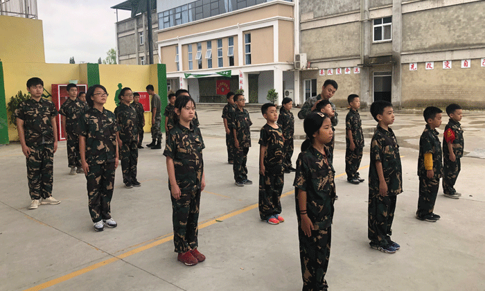端正軍姿