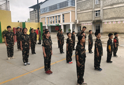 端正軍姿