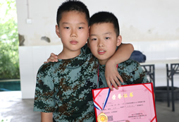 如何為孩子選擇一個(gè)專業(yè)放心的軍事夏令營
