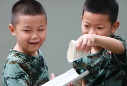 暑期軍事訓(xùn)練營提升孩子與人交往能力