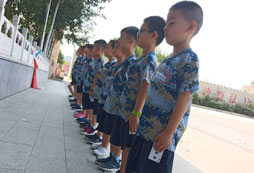 集體訓(xùn)練站軍姿