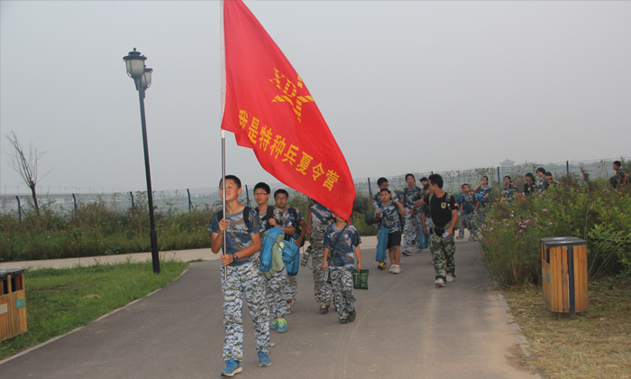 西點(diǎn)扛旗的男孩