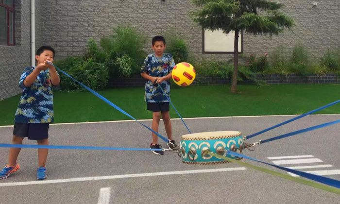 擊鼓顛球