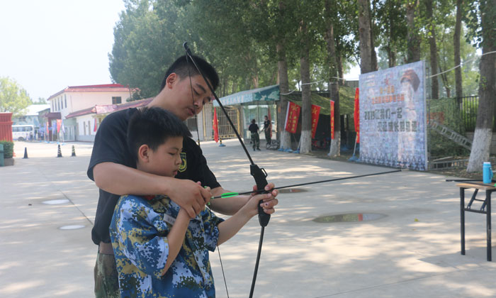 教官手把手教射箭