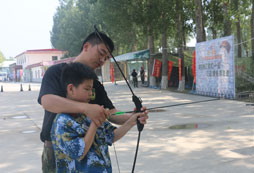 教官手把手教射箭