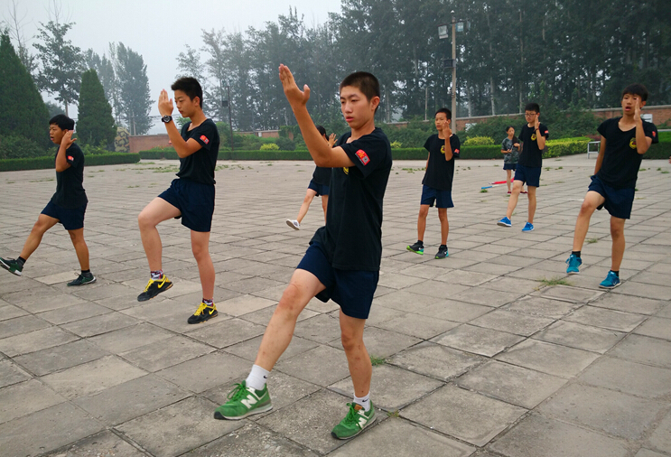 北京西點軍校的孩子在訓(xùn)練