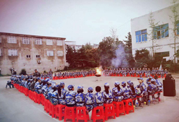 在軍事夏令營中學(xué)會成長