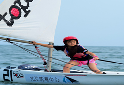 女孩獨(dú)立駕馭帆船