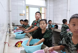 自己洗衣服的學員們