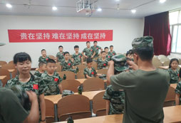 教官為學員佩戴軍帽
