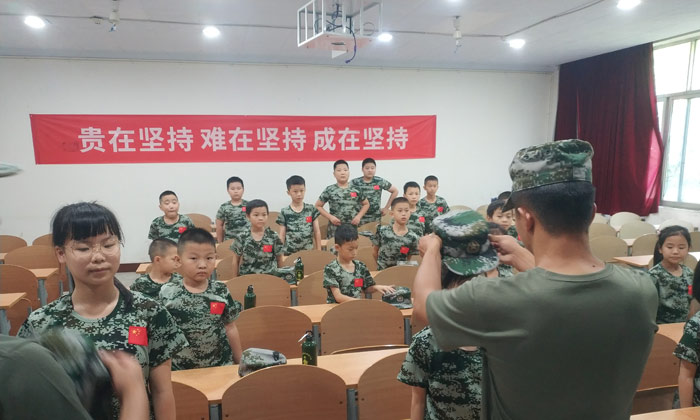 教官為學(xué)員佩戴軍帽