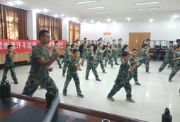 星火征程夏令營幫助孩子塑造軍人品質(zhì)
