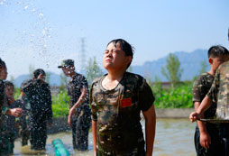 孩子參加國(guó)內(nèi)軍事夏令營(yíng)好不好?