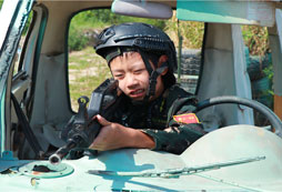 在車中對(duì)著外面射擊