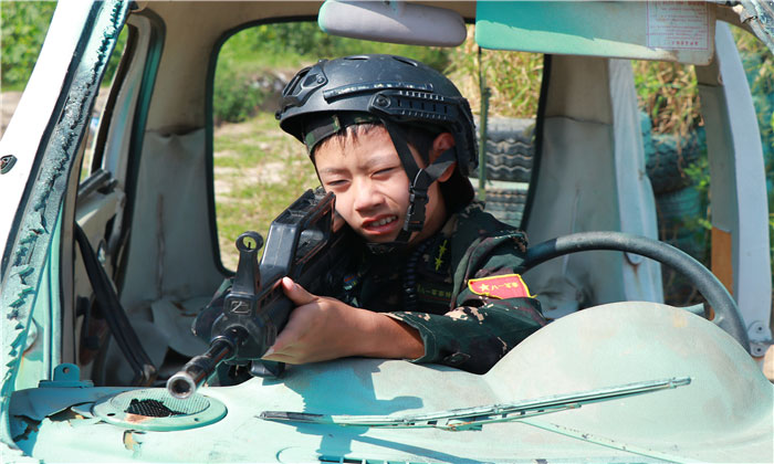 在車中對著外面射擊